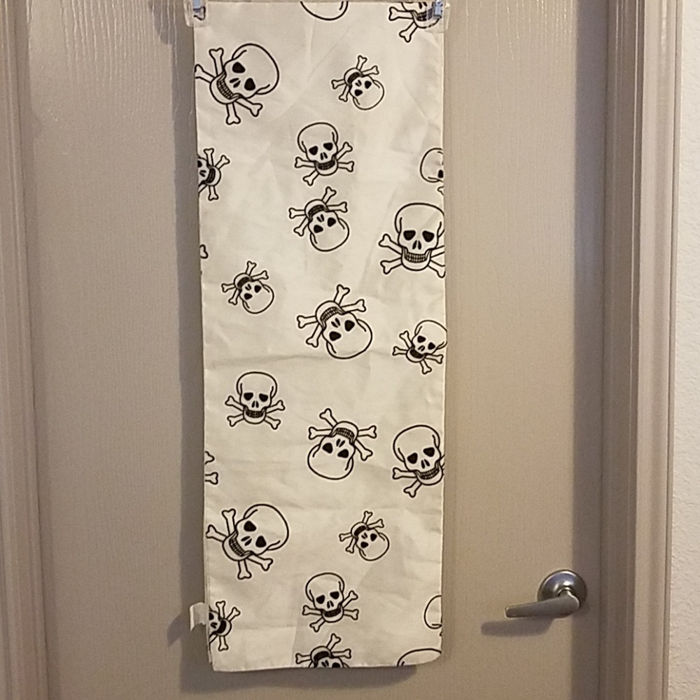 NEW SKULL- THRO by Marlo Lorenz Velvet Skull design table runner
